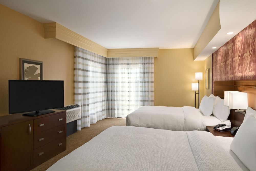 Room, 2 Queen Beds (Mobility Accessible, Tub)