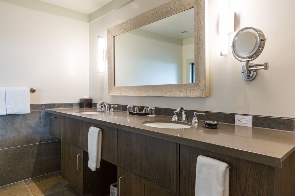 Heritage House Resort & Spa Room, 1 King Bed, Ocean View 5