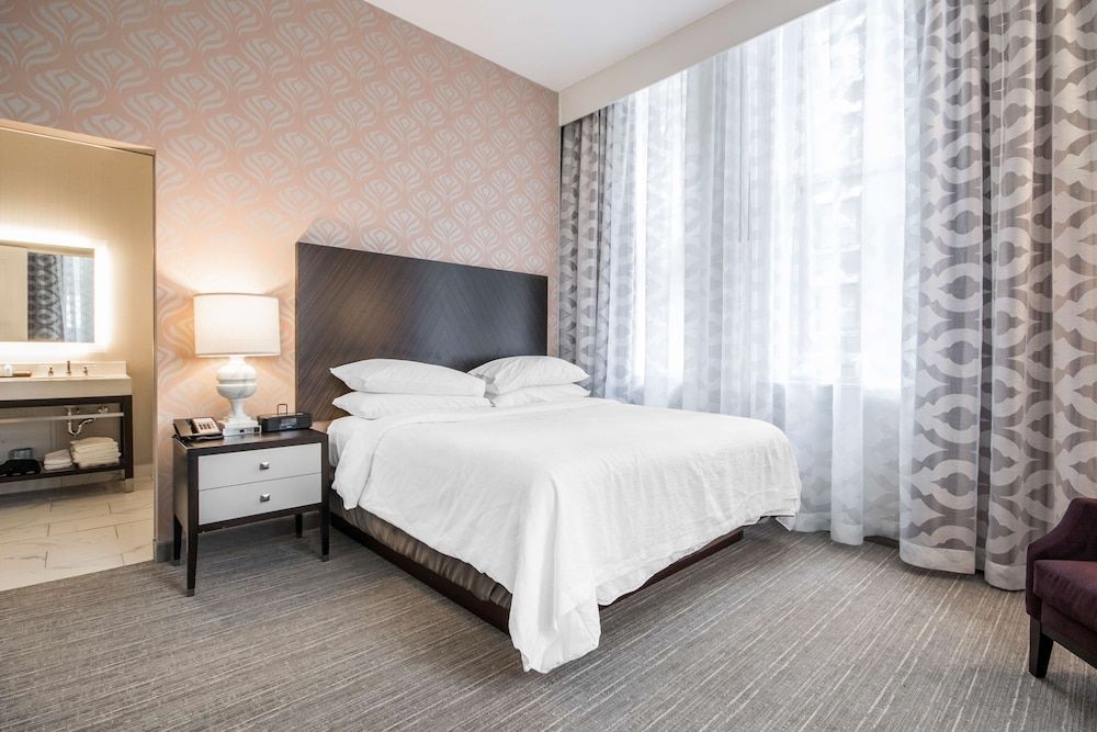 Suite, 1 King Bed, Non Smoking, Corner