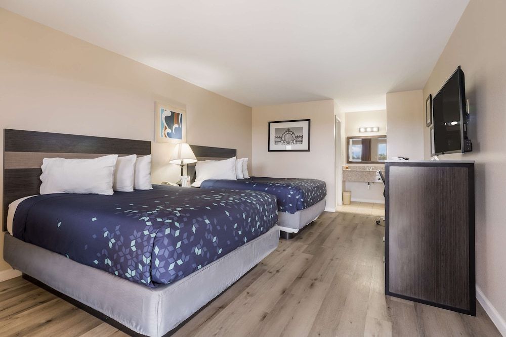 Americas Best Value Inn Refugio Room, 2 Queen Beds, Non Smoking 3