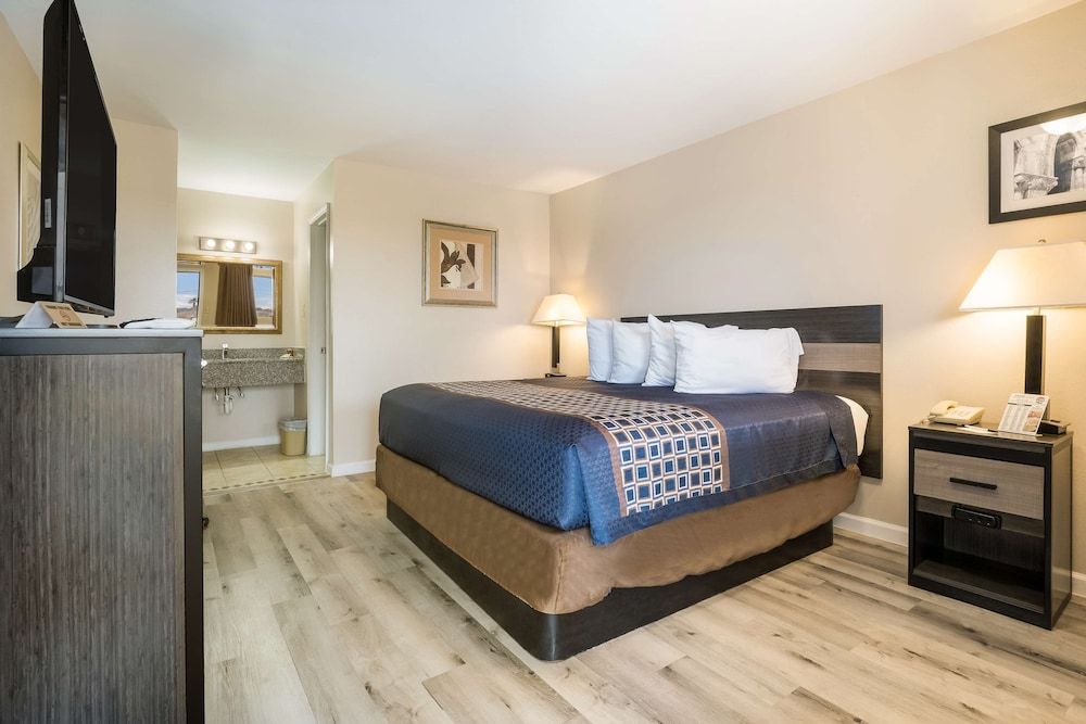 Americas Best Value Inn Refugio Room, 1 King Bed, Non Smoking 3