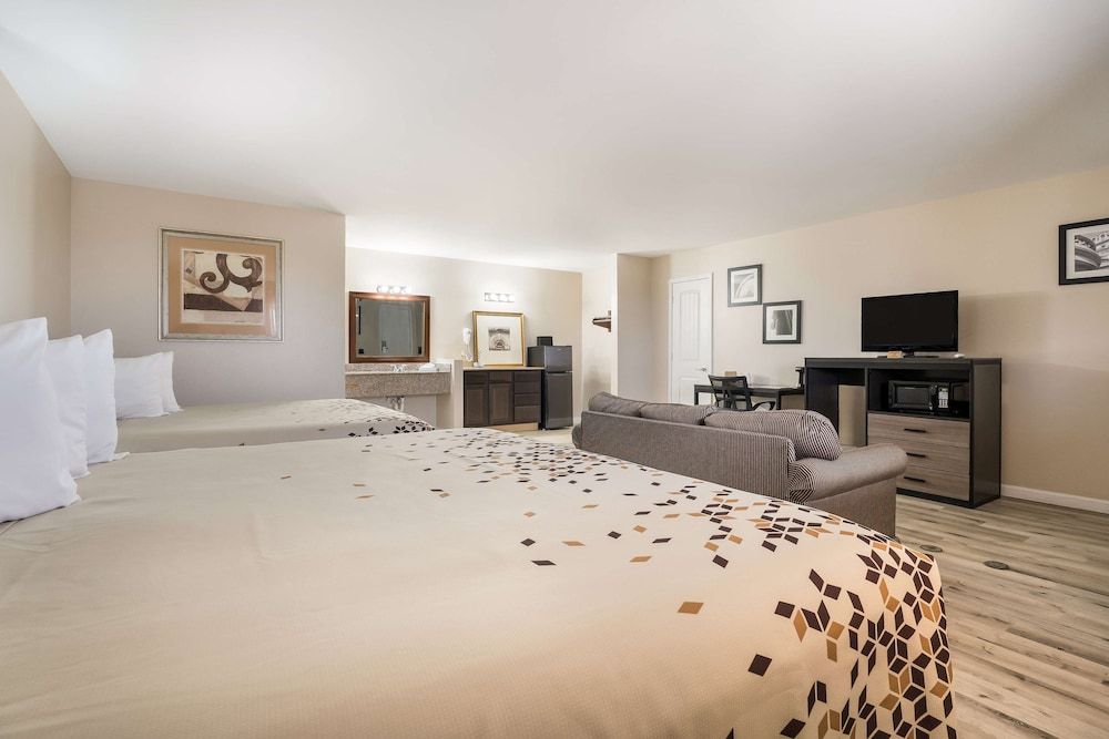 Americas Best Value Inn Refugio Junior Suite, 2 Queen Beds, Non Smoking 4