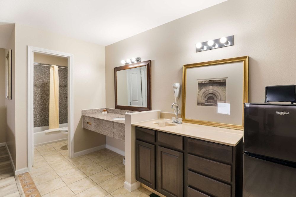 Americas Best Value Inn Refugio Room, 1 King Bed, Non Smoking 6