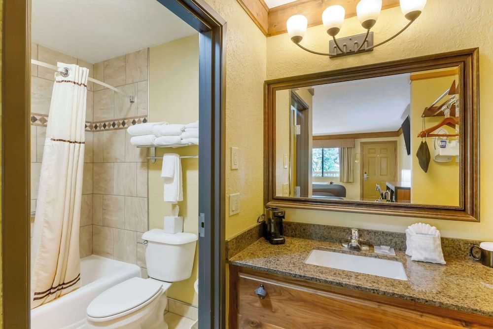 Best Western Rivers Edge Standard Room, 2 Queen Beds, Non Smoking, Microwave 4