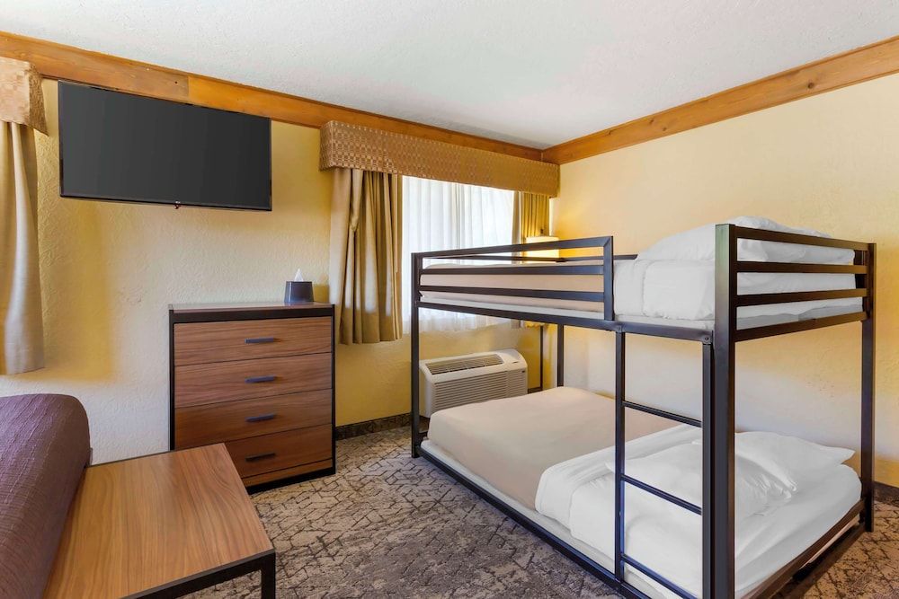 Best Western Rivers Edge Standard Room, 1 Queen Bed, Non Smoking, Kitchen (Bunk beds) 2