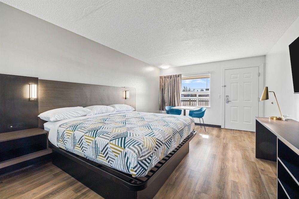 Motel 6 Bend, OR Standard Room, 1 King Bed, Non Smoking 3