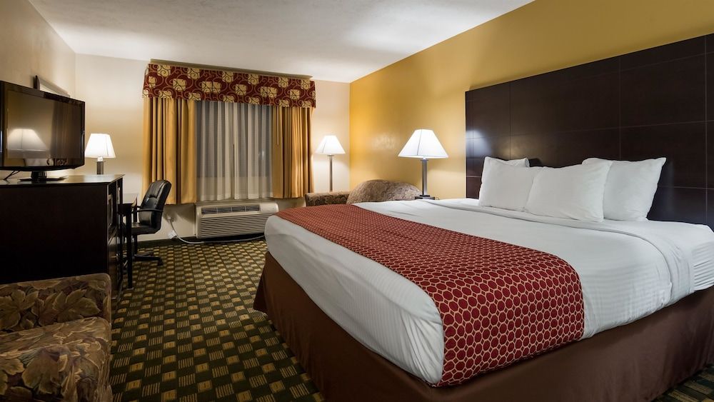 Standard Room, 1 King Bed, Smoking, Refrigerator & Microwave