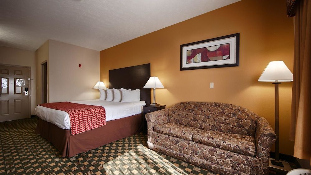 Standard Room, 1 King Bed, Smoking, Refrigerator & Microwave