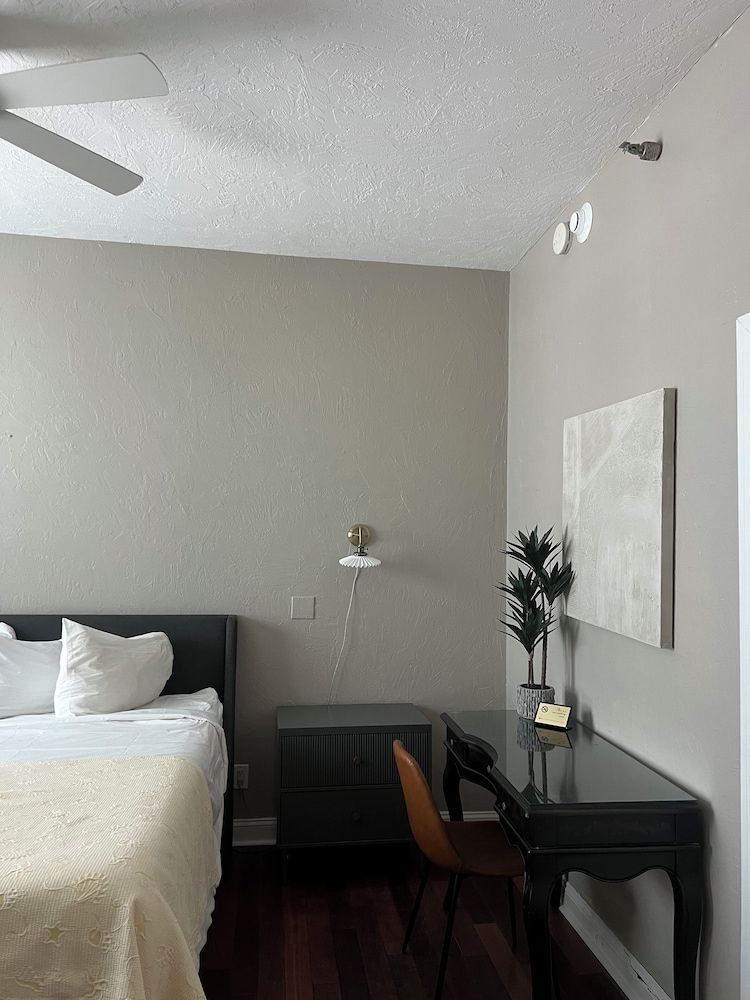 Casa Marina Hotel Standard Room 6