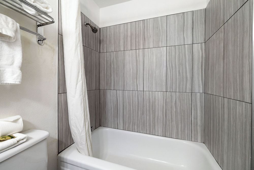 Kennewick Inn & Suites Tri Cities Deluxe Suite, 2 Queen Beds, Accessible 6