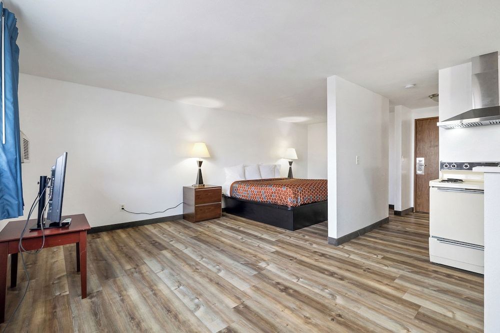 Kennewick Inn & Suites Tri Cities Deluxe Suite, 1 Queen Bed, Kitchenette 4