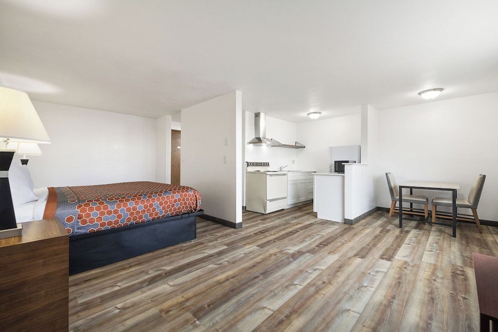 Kennewick Inn & Suites Tri Cities Deluxe Suite, 1 Queen Bed, Kitchenette 2