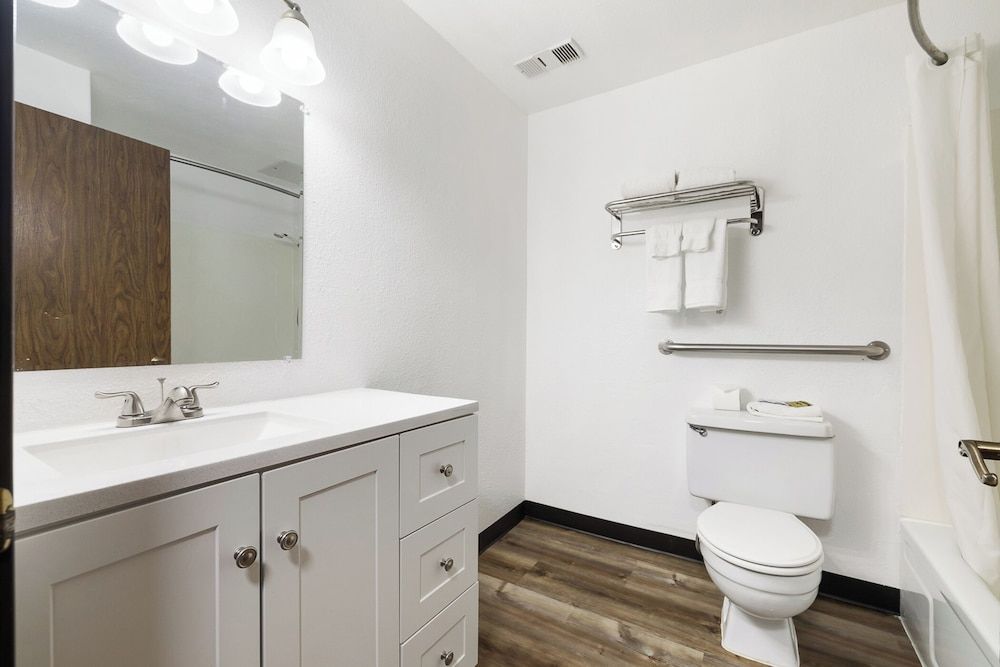 Kennewick Inn & Suites Tri Cities Deluxe Suite, 2 Queen Beds, Accessible 7