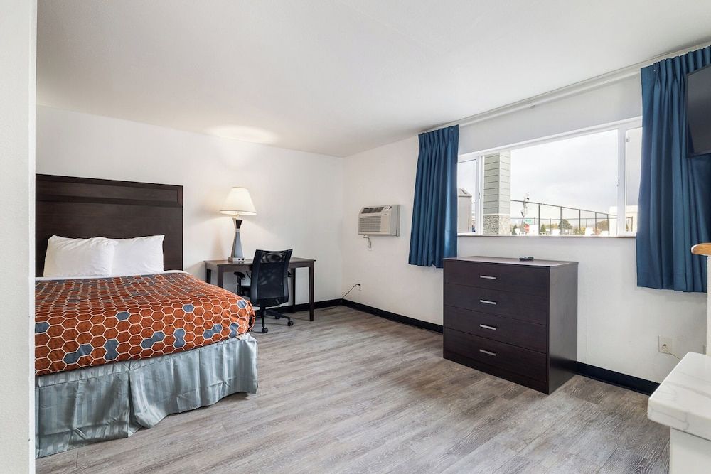 Kennewick Inn & Suites Tri Cities Deluxe Suite, 1 Queen Bed, Kitchenette 3