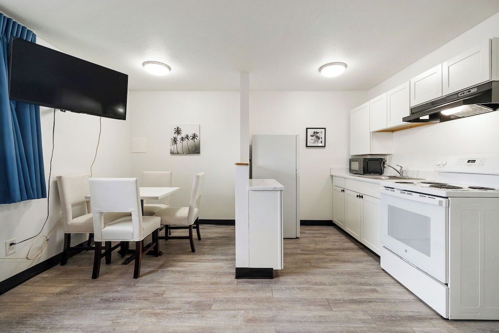 Kennewick Inn & Suites Tri Cities Deluxe Suite, 2 Queen Beds, Accessible 8