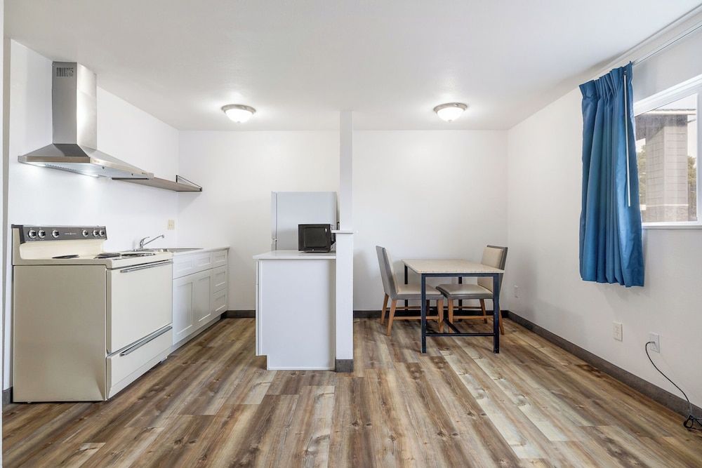 Kennewick Inn & Suites Tri Cities Deluxe Suite, 2 Queen Beds, Accessible 10