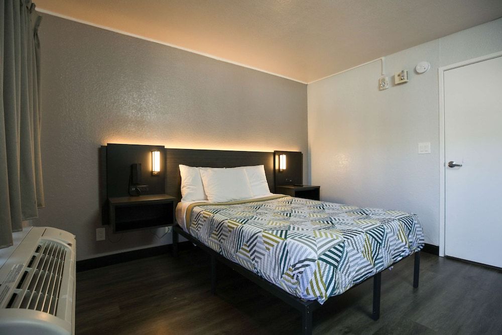 Deluxe Room, 1 Queen Bed, Non Smoking, Refrigerator & Microwave