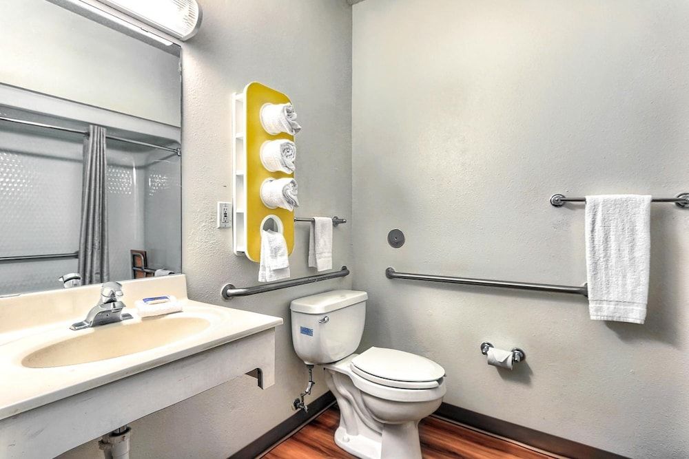 Motel 6 Killeen, TX Standard Room, 1 Queen Bed, Accessible, Non Smoking 4