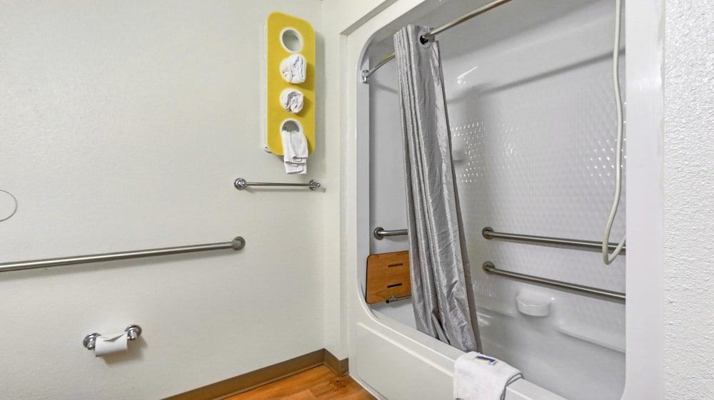 Motel 6 Killeen, TX Standard Room, 1 Queen Bed, Accessible, Non Smoking 5