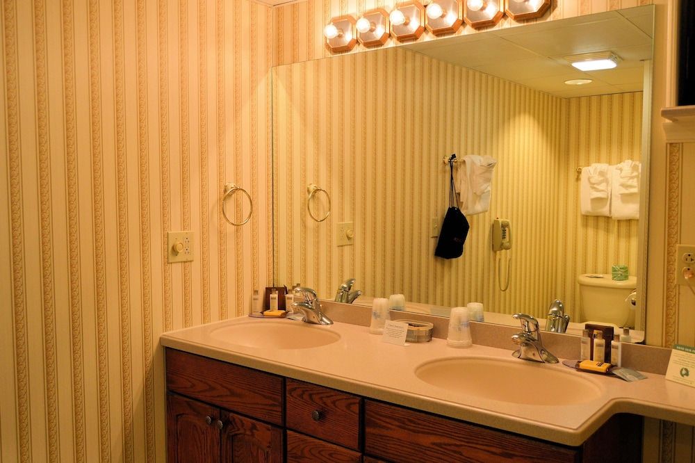 Standard Room, 1 King Bed, Non Smoking, Refrigerator & Microwave