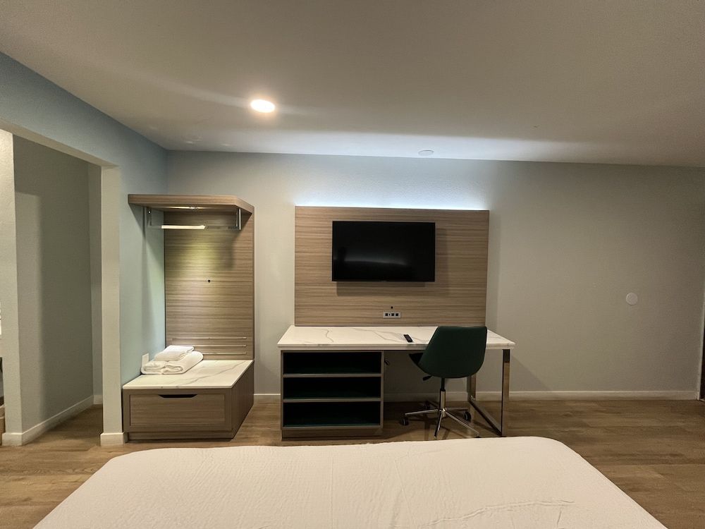 Travelodge by Wyndham Fairplex Pomona Room, 1 King Bed, Non Smoking 12