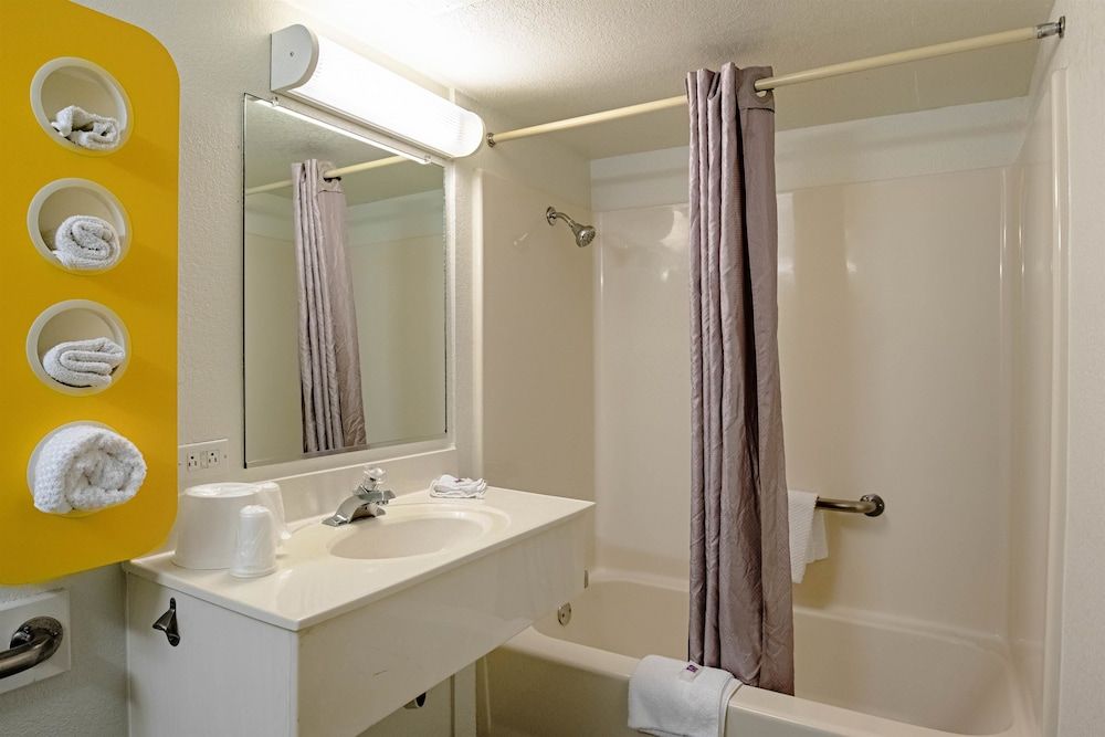 Motel 6 Palatine, IL - Chicago Northwest Standard Room, 2 Double Beds, Smoking 6