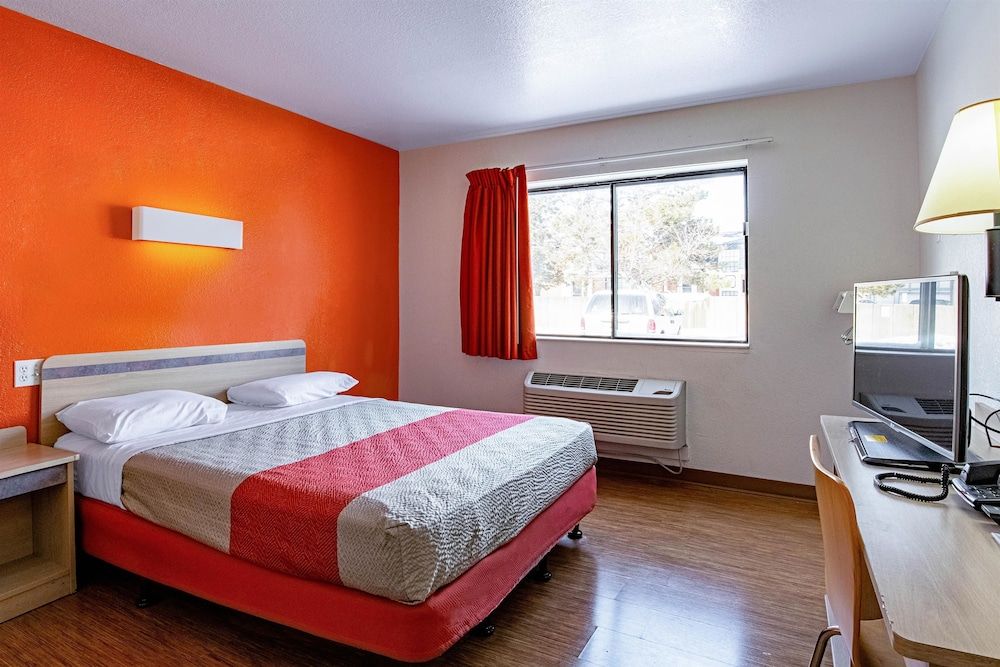 Motel 6 Palatine, IL - Chicago Northwest Standard Room, 1 Queen Bed, Smoking 5