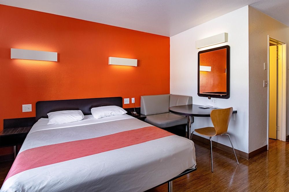 Motel 6 Palatine, IL - Chicago Northwest Standard Room, 1 Queen Bed, Smoking 4