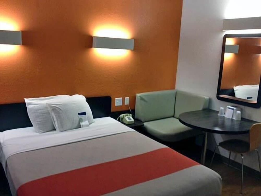 Motel 6 Palatine, IL - Chicago Northwest Standard Room, 1 Queen Bed, Smoking 2