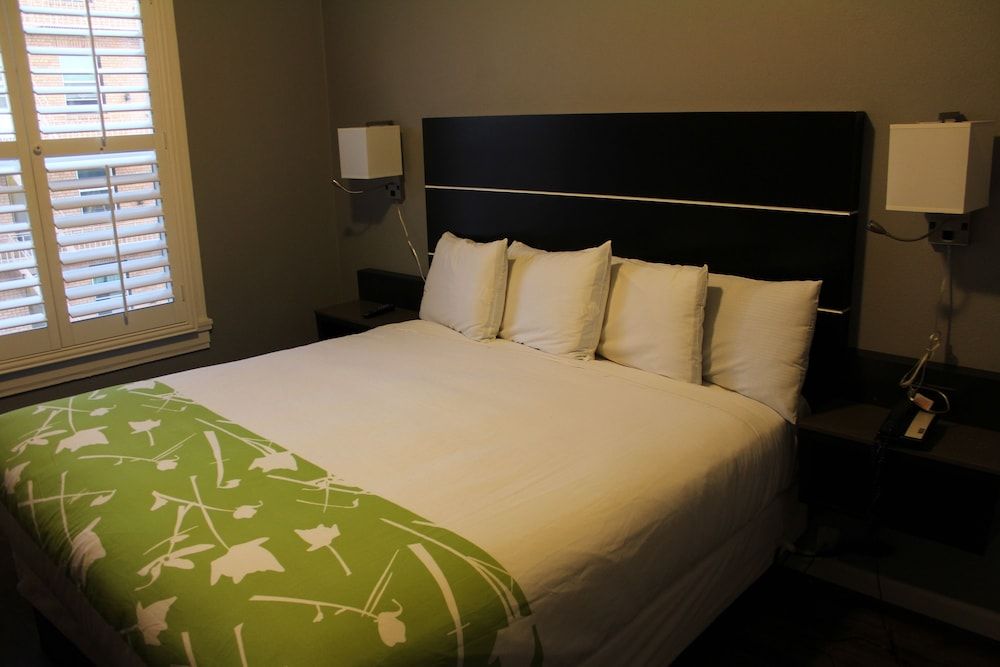 undefined Layne Hotel 10