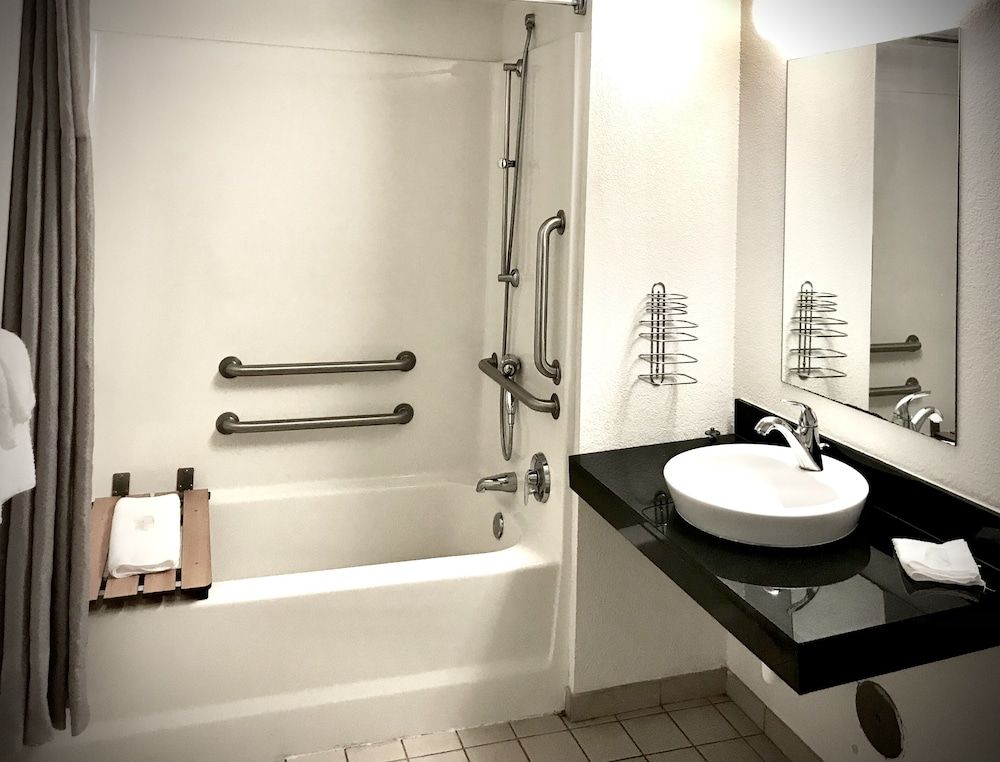 Room, 1 Queen Bed, Accessible, Non Smoking (Mobility/Hearing, Tub w/Grab Bars)