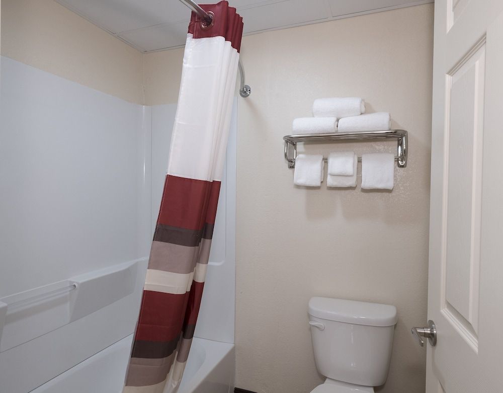 Red Roof Inn Allentown South Superior Room, 1 King Bed (Smoke Free) 6