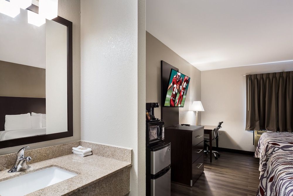 Red Roof Inn Allentown South Deluxe Room, 2 Queen Beds (Smoke Free) 7