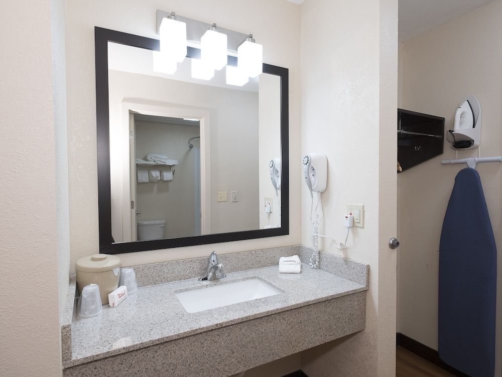 Red Roof Inn Allentown South Superior Room, 1 King Bed (Smoke Free) 7