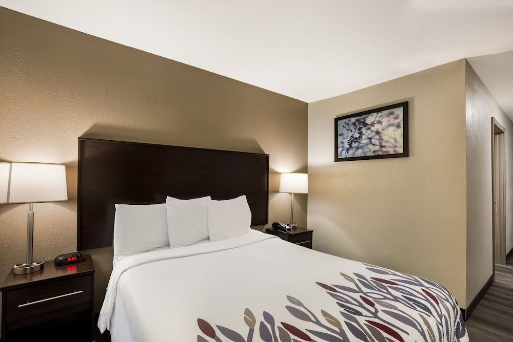 Red Roof Inn Allentown South Deluxe Room, 1 Queen Bed, Accessible (Roll In Shower, Smoke Free) 5