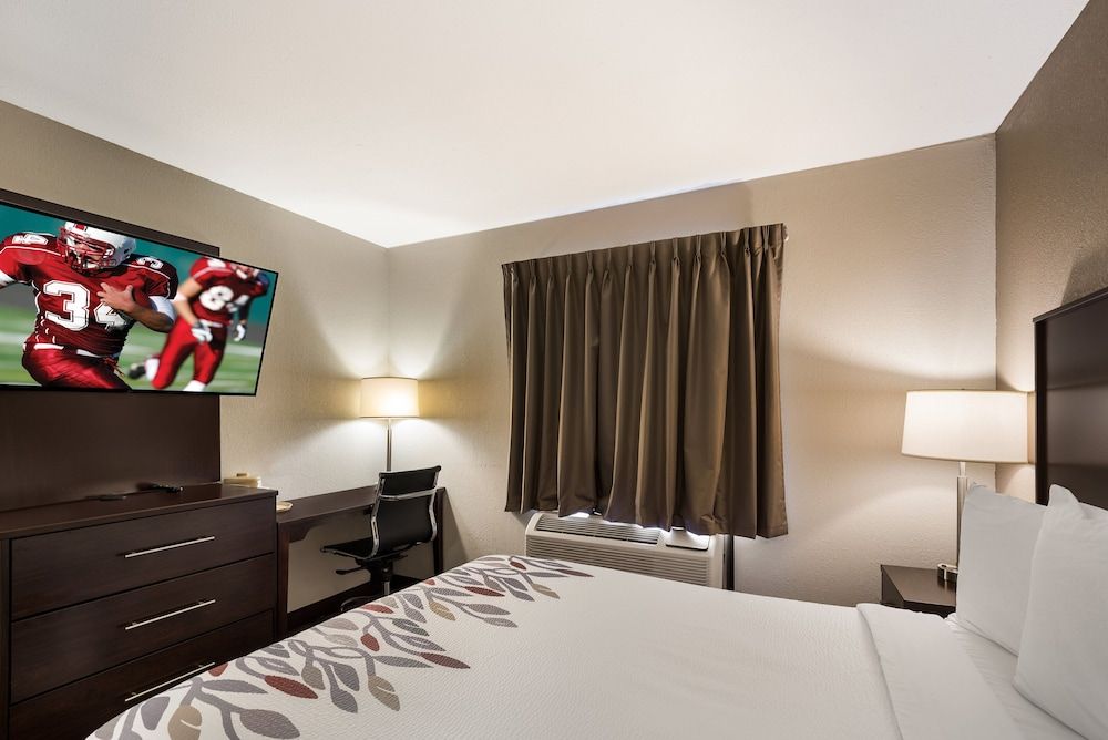 Red Roof Inn Allentown South Deluxe Room, 1 Queen Bed, Accessible (Roll In Shower, Smoke Free) 2