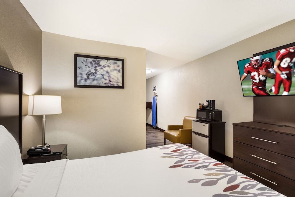 Red Roof Inn Allentown South Deluxe Room, 1 Queen Bed, Accessible (Roll In Shower, Smoke Free) 8