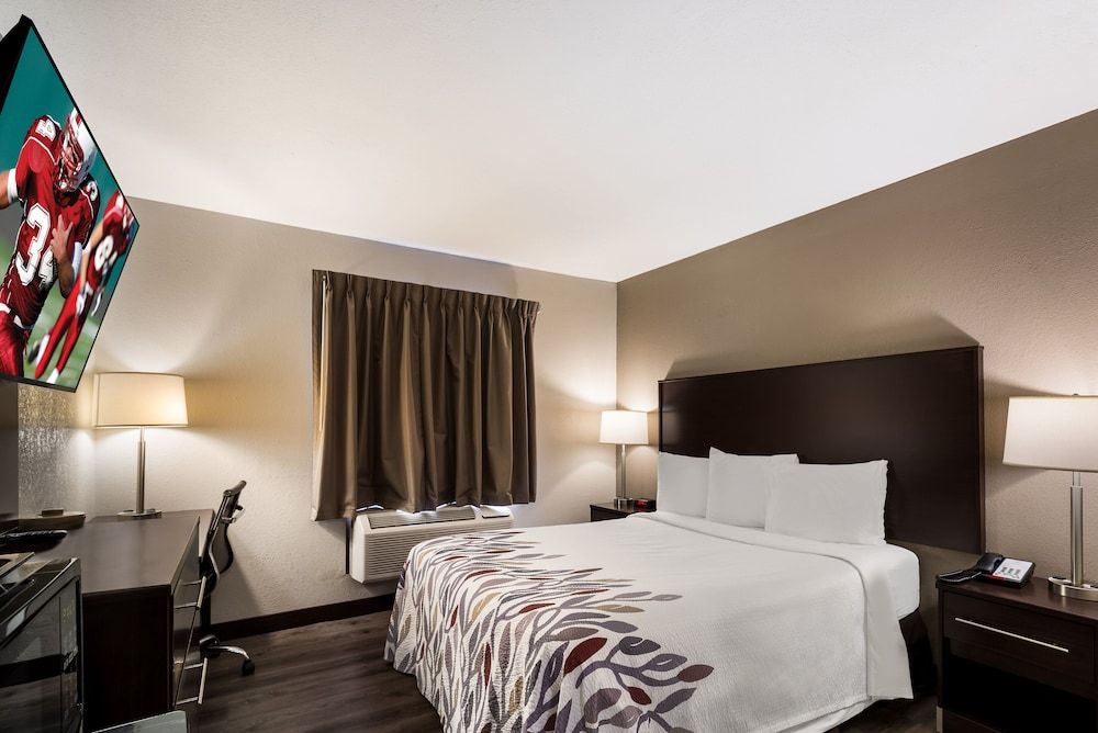 Red Roof Inn Allentown South Deluxe Room, 1 Queen Bed, Accessible (Roll In Shower, Smoke Free) 3