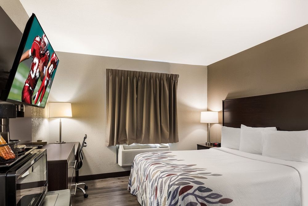 Red Roof Inn Allentown South Deluxe Room, 1 Queen Bed, Accessible (Roll In Shower, Smoke Free) 4