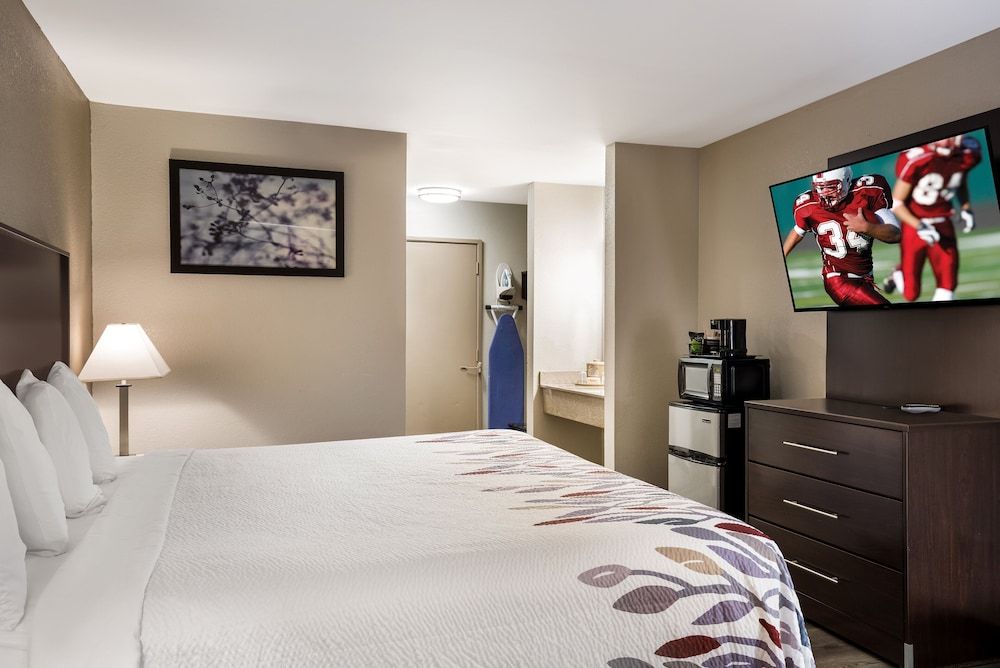 Red Roof Inn Allentown South Superior Room, 1 King Bed (Smoke Free) 2