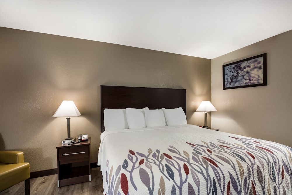 Red Roof Inn Allentown South Superior Room, 1 King Bed (Smoke Free) 4