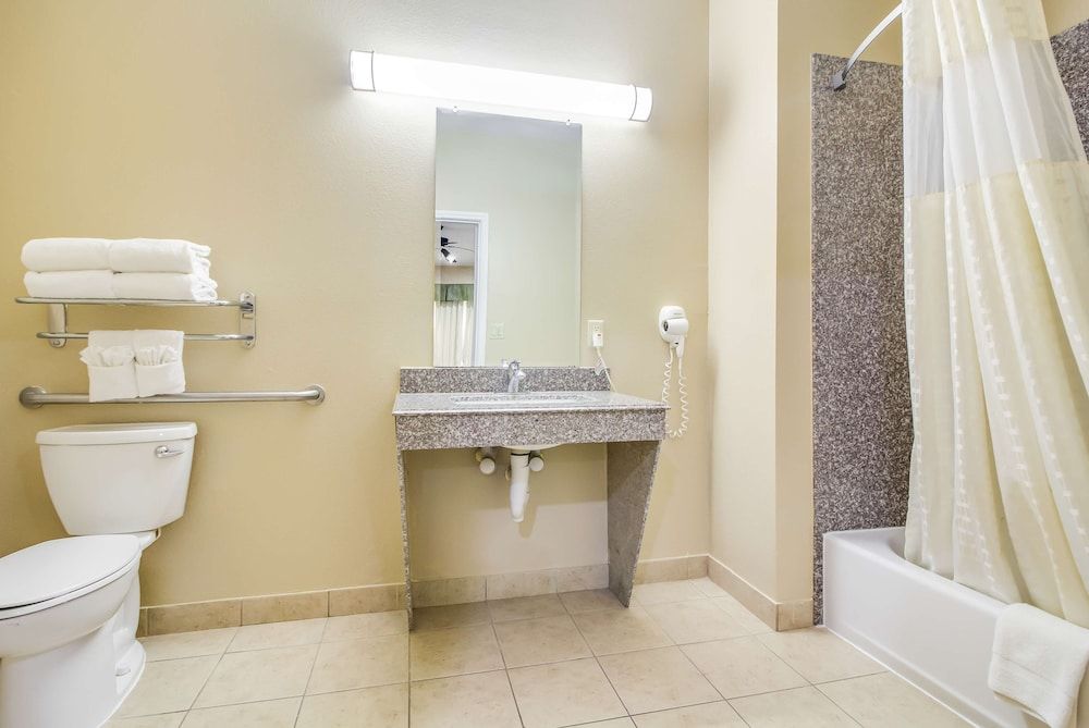 Americas Best Value Inn & Suites Tomball Suite, 1 King Bed, Accessible, Non Smoking 3
