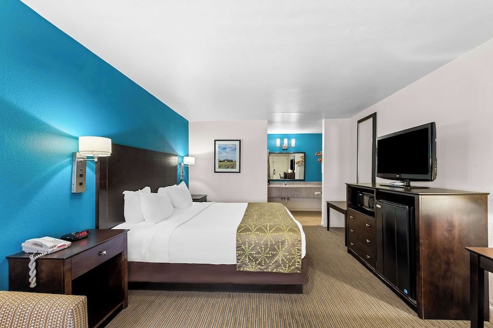 Standard Room, 1 King Bed, Accessible, Bathtub