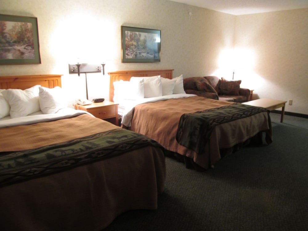 Kelly Inn & Suites Mitchell South Dakota Suite, Multiple Beds (Queen/Queen/Twin size Sofa Family Roo) 3