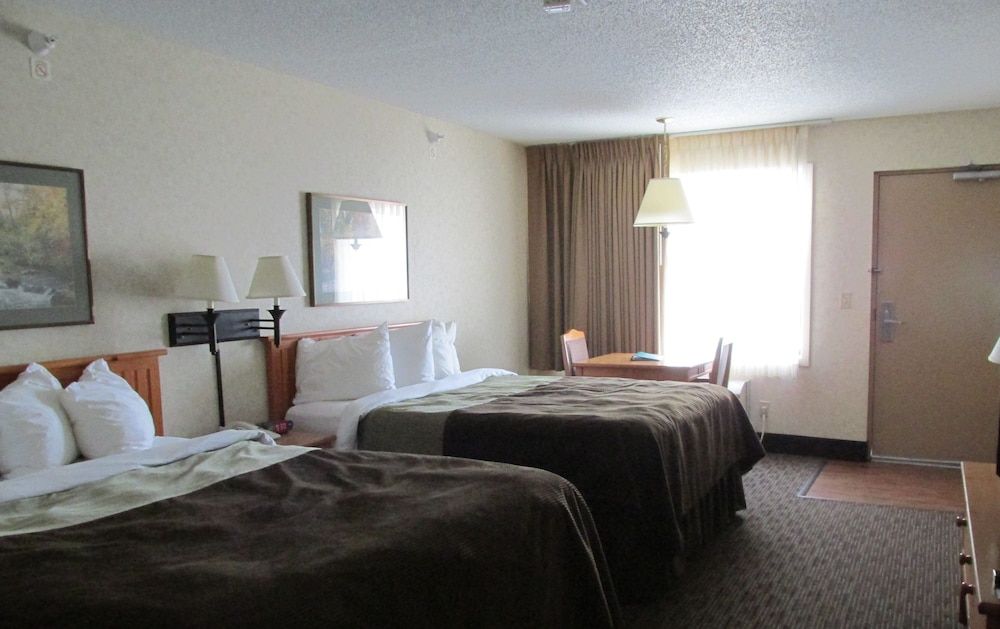 Kelly Inn & Suites Mitchell South Dakota Standard Room, 2 Queen Beds (Two Queen Beds Main Floor) 2