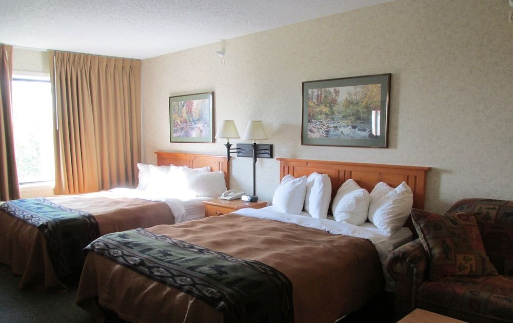 Kelly Inn & Suites Mitchell South Dakota Suite, Multiple Beds (Queen/Queen/Twin size Sofa Family Roo) 2