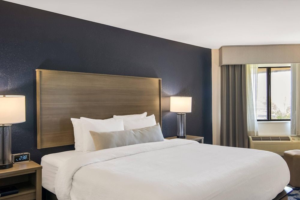 The Inn on Maritime Bay, an Ascend Collection Hotel Room, 1 King Bed, Accessible, Lake View 3