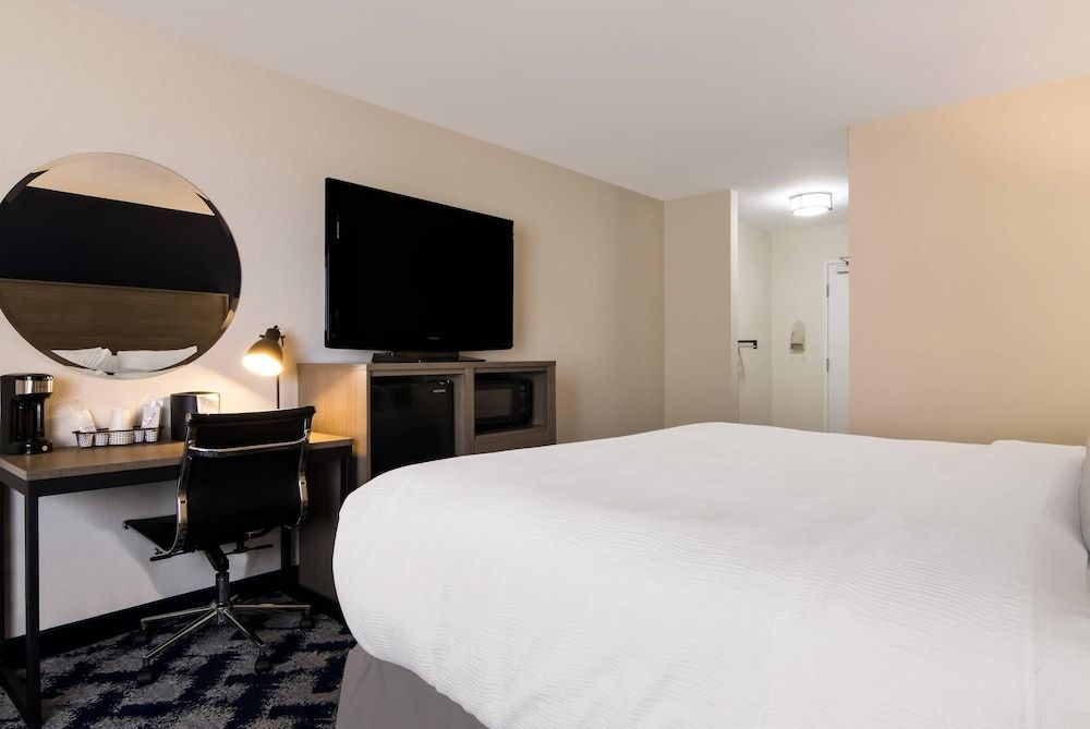 The Inn on Maritime Bay, an Ascend Collection Hotel Standard Room, 1 King Bed, Non Smoking 2