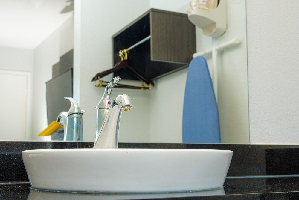 Motel 6 Lantana, FL Premium Room, 1 Queen Bed, Accessible, Non Smoking 13