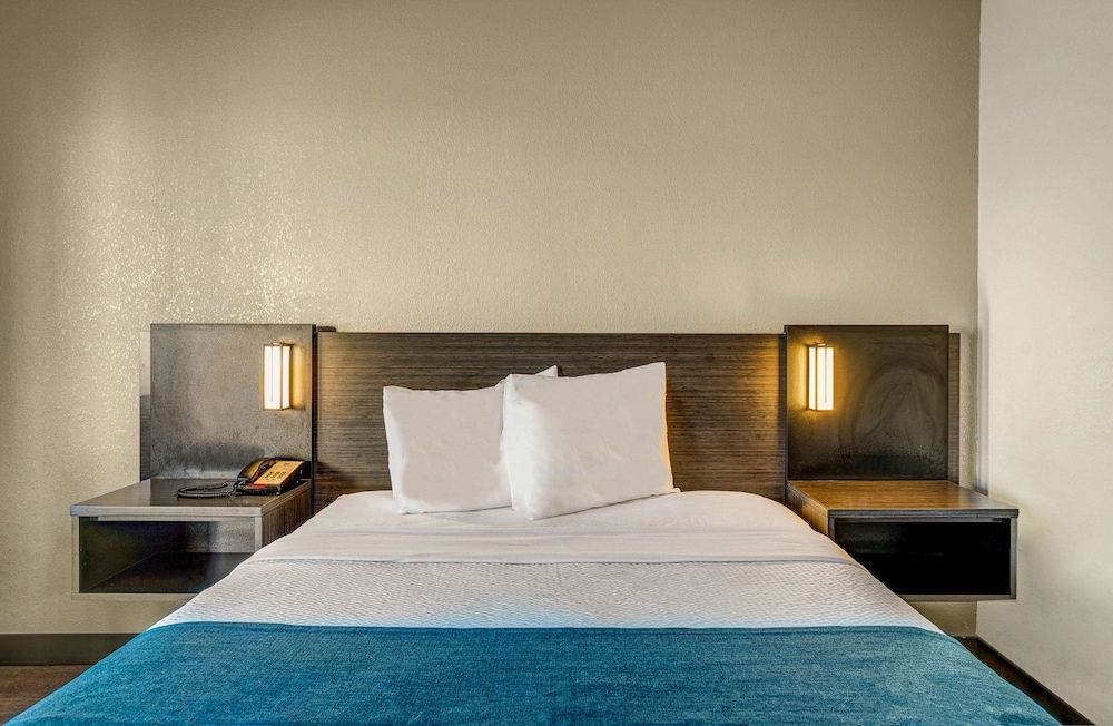 Motel 6 Hillsville, VA Deluxe Room, 1 Queen Bed, Non Smoking, Refrigerator & Microwave 9